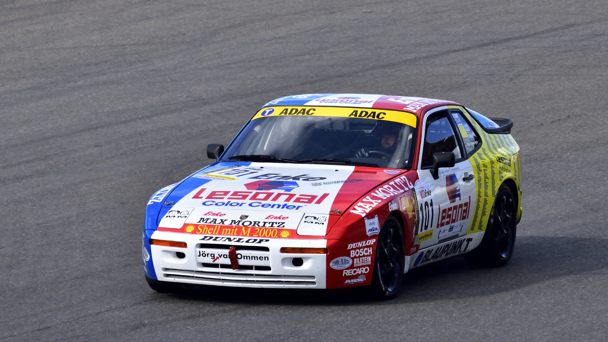 101  Max Kainzinger im Porsche 944 Turbo Cup, 474 Alexander Kolb im Porsche 964 , Youngtimer Trophy - Grid 2, nach 30 Jahren ist die Faszination und Leidenschaft f�r die Youngtimer Trophy immer noch sehr gro�. Gestartet wir normalerweise in 2 Gruppen Rennen Grid 1 & Grid 2 . Die Fans erleben hier eine einmalige Bandbreite des Motorsports der 70er und 80er Jahre.
https://www.youngtimertrophy.de/
Aufnahmen vom: N�rburgring Classic am 13.06.2026, aus den Zuschauer Bereichen. 