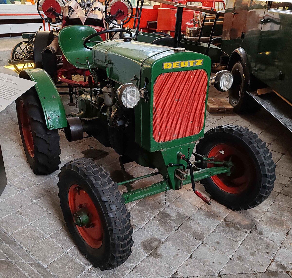 =11er Deutz, Bj. 1939, als Zugfahrzeug f�r den in vielen D�rfern beheimateten Tragkraftspritzenanh�nger, ausgestellt im Fuldaer Feuerwehrmuseum, 11-2025.
Der Deutz ist eine Schenkung der SION GmbH aus Aachen.