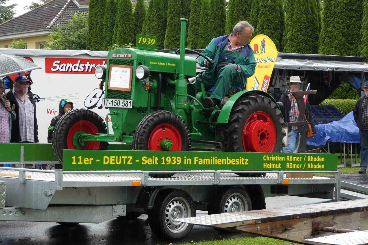 =11er Deutz rollt vom Transportanhänger, gesehen im Juli 2016 bei der Oldieausstellung in Gudensberg