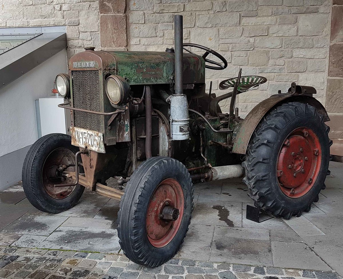 =11er Deutz, steht vor dem Auto & Traktor-Museum-Bodensee, 10-2019