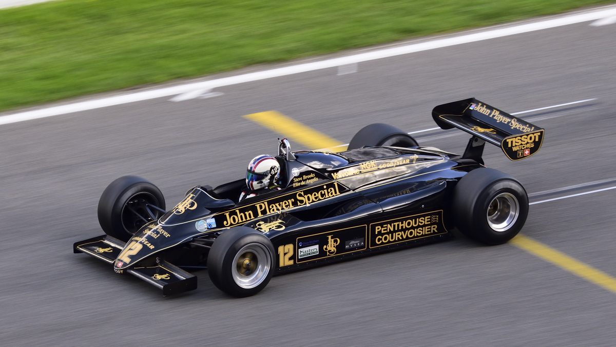 #12 Lotus F1, BROOKS Steve (UK), Rennwagen des britischen Rennstalls Lotus (Fahrer: Elio de Angelis & Nigel Mansell) , der Formel 1 Saison 1982. Masters Racing Legends, beim Spa Six Hours am 1.10.2022 bei Regen von der Haupttribüne