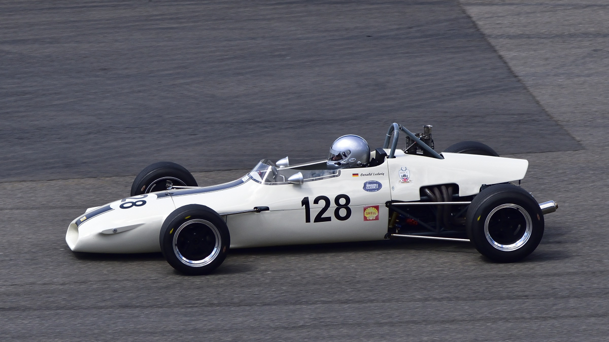 128 Brabham BT28, Formel 3 Wagen, Fahrer:  Gerald Ludwig, HISTORIC F3 1000 CC EUROPEAN TROPHY
Die Historic F3 1000 cc European Trophy steht f�r einen kompromisslosen, puristischen Ansatz im historischen Formelsport. Gefahren wird mit originalgetreu aufgebauten Fahrzeugen, die vollst�ndig auf moderne Aerodynamik oder elektronische Assistenzsysteme verzichten. Damit entsteht ein unverf�lschtes Fahrerlebnis, das die technische Einfachheit und den Charakter des Formel-Rennsports der 1960er Jahre bewahrt. 13.6.26 N�rburgring