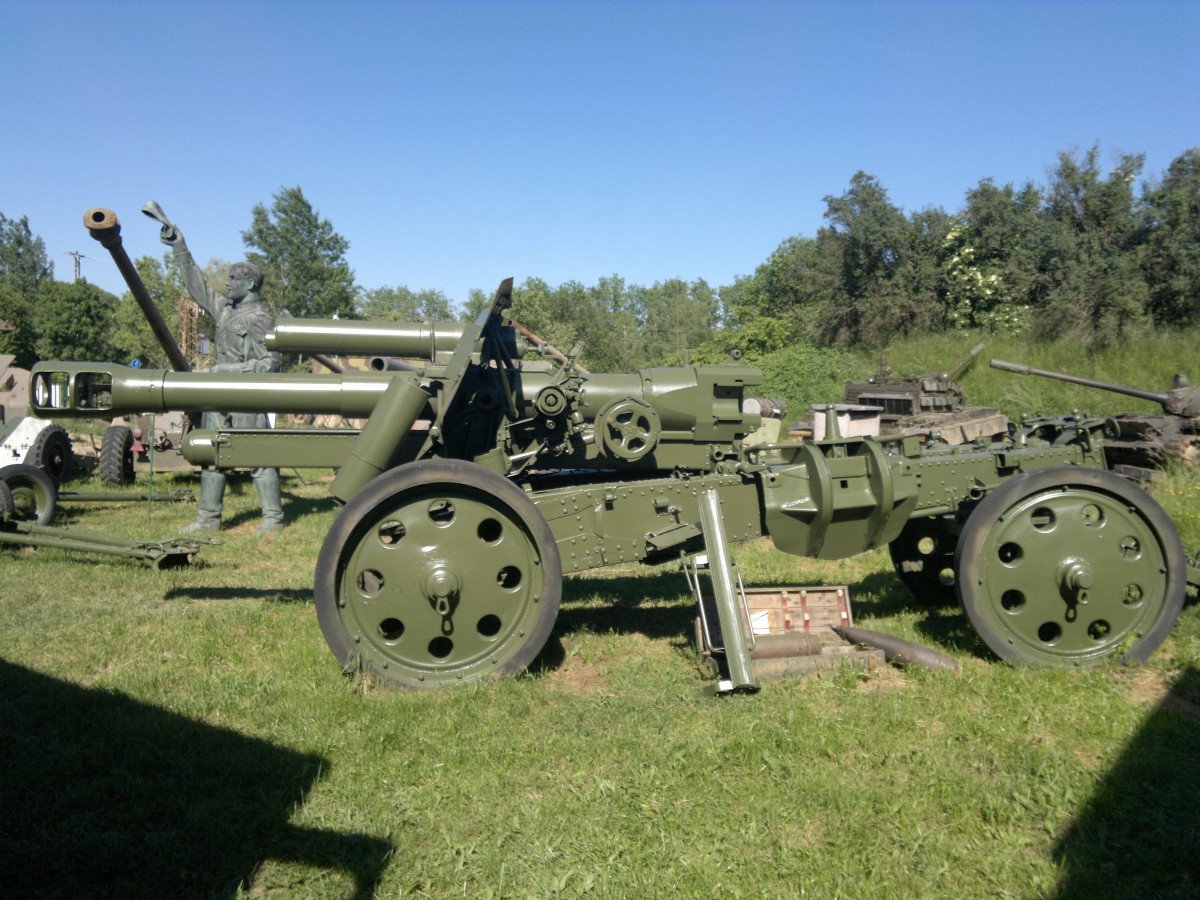 150mm schwere Feldhaubitze (sFH) 18 in Military Museum Rokycany am 5.6. 2015.