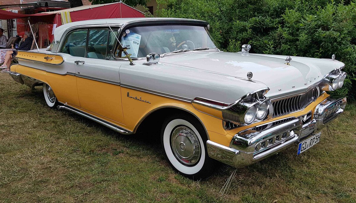 =1957´er Mercury Montclair fourdoor Hardtop Sedan in der Farbkombination moonmist yellow/classic white, ausgestellt bei den Fladungen Classics 2023 im Juli 23