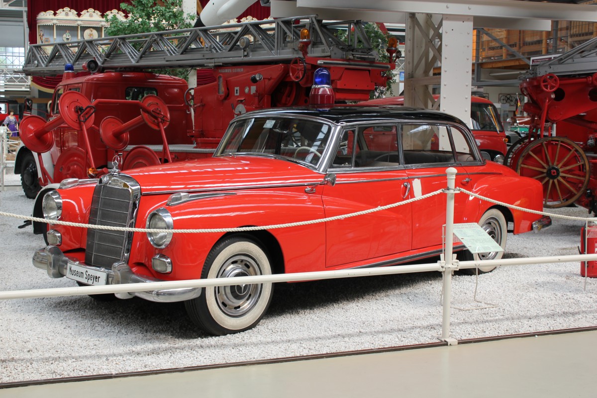 1958 Mercedes-Benz 300D am 26.04.2014 im Museum Speyer.