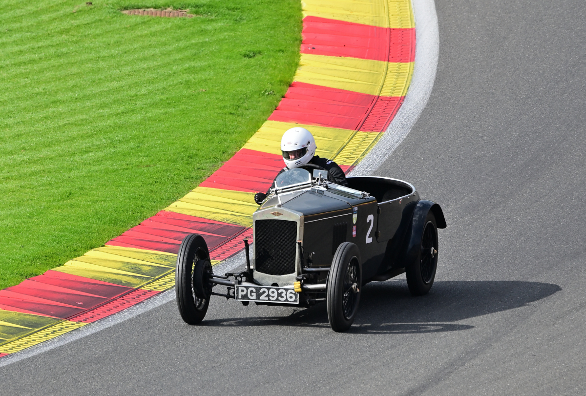#2 FRAZER NASH Ulster, von 1929 im Jenks Trophy Rennen (Frazer Nash Car Club), ein historisches Automobilrennen f�r Vorkriegsfahrzeuge des britischen Herstellers Frazer Nash auf dem  Circuit de Spa-Francorchamps, Rahmenprogramm der Spa 6h Classic 2026. Aufnahme am 27.9.2026 von der neuen gro�en Trib�ne mit guter Sicht �ber: Raidillion, Eau Rouge und die Einfahrt der Boxengasse 