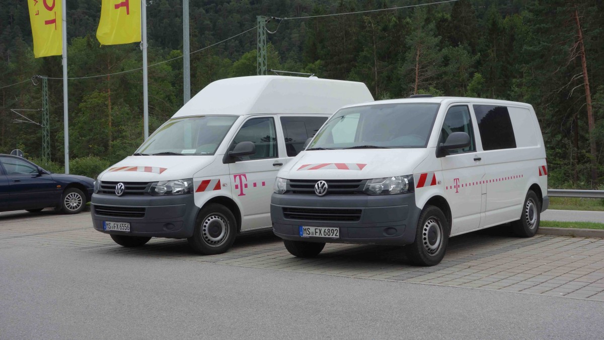 2 VW T5 der Telekom stehen auf einem Parkplatz in Bischofswiesen im Juli 2015