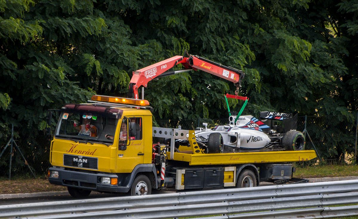 2016-er Williams F-1 Rennwagen auf einem Autotransporter. Auf dem Qualifying (23.07.2016) des ungarischen großen Preises gab es wegen des starken Regens ziemlich viele unfälle, glücklicherweise wurde niemand schwer verletzt.