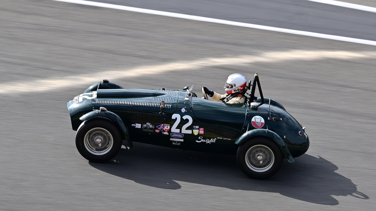 #22, FRAZER NASH   Le Mans Rep, von 1951, im Jenks Trophy Rennen (Frazer Nash Car Club), ein historisches Automobilrennen f�r Vorkriegsfahrzeuge des britischen Herstellers Frazer Nash auf dem  Circuit de Spa-Francorchamps, Rahmenprogramm der Spa 6h Classic 2026. Aufnahme am 27.9.2026 von der neuen gro�en Trib�ne mit guter Sicht �ber: Raidillion, Eau Rouge und die Einfahrt der Boxengasse.
