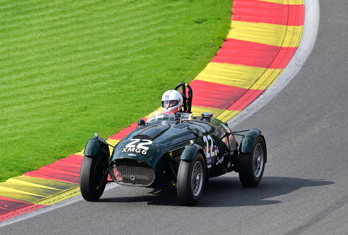 #22, FRAZER NASH   Le Mans Rep, von 1951, im Jenks Trophy Rennen (Frazer Nash Car Club), ein historisches Automobilrennen f�r Vorkriegsfahrzeuge des britischen Herstellers Frazer Nash auf dem  Circuit de Spa-Francorchamps, Rahmenprogramm der Spa 6h Classic 2026. Aufnahme am 27.9.2026 von der neuen gro�en Trib�ne mit guter Sicht �ber: Raidillion, Eau Rouge und die Einfahrt der Boxengasse.