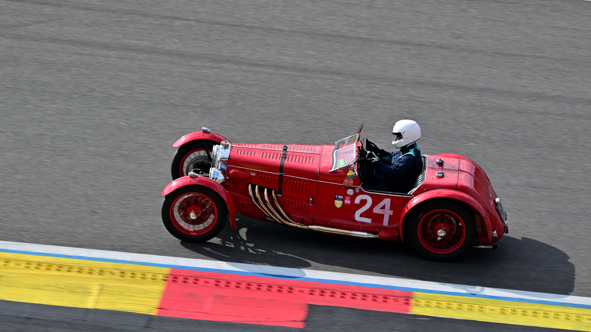 #24, FRAZER NASH  Ulster, von 1932, im Jenks Trophy Rennen (Frazer Nash Car Club), ein historisches Automobilrennen f�r Vorkriegsfahrzeuge des britischen Herstellers Frazer Nash auf dem  Circuit de Spa-Francorchamps, Rahmenprogramm der Spa 6h Classic 2026. Aufnahme am 27.9.2026 von der neuen gro�en Trib�ne mit guter Sicht �ber: Raidillion, Eau Rouge und die Einfahrt der Boxengasse.