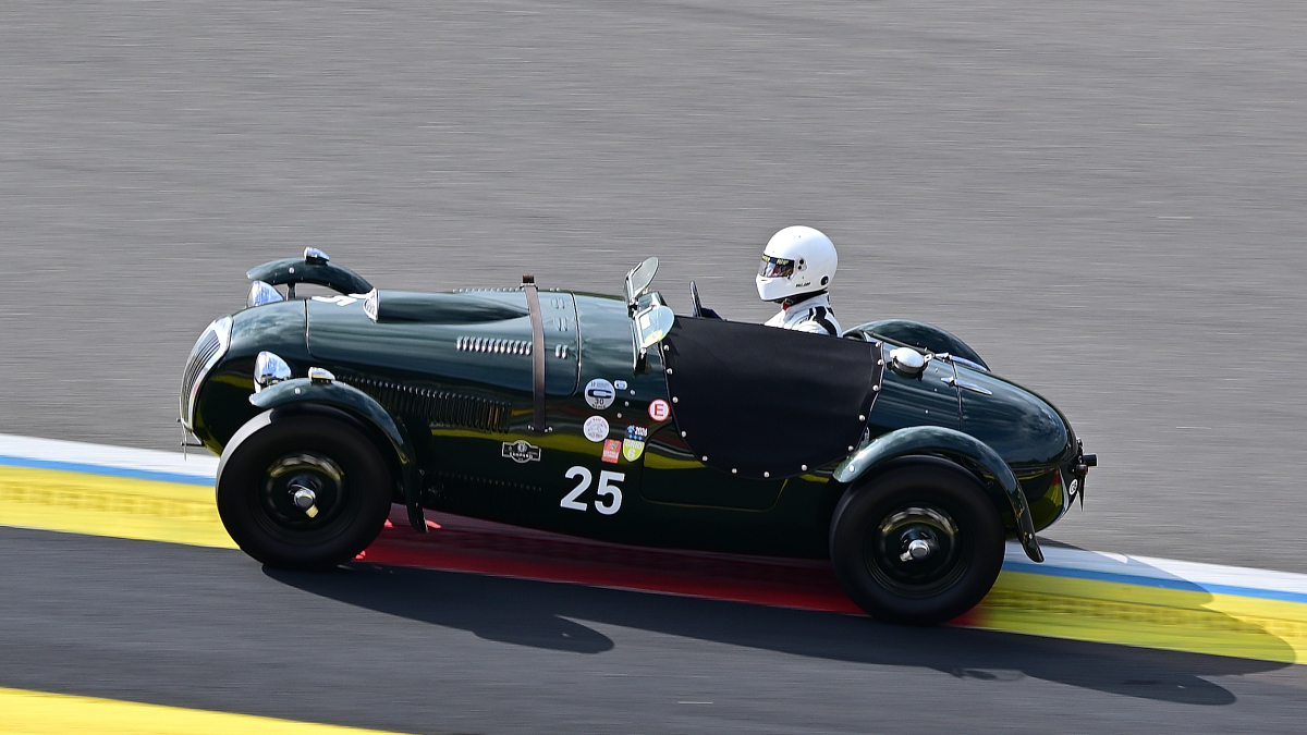 #25, FRAZER NASH   Le Mans Rep, von 1951, im Jenks Trophy Rennen (Frazer Nash Car Club), ein historisches Automobilrennen f�r Vorkriegsfahrzeuge des britischen Herstellers Frazer Nash auf dem  Circuit de Spa-Francorchamps, Rahmenprogramm der Spa 6h Classic 2026. Aufnahme am 27.9.2026 von der neuen gro�en Trib�ne mit guter Sicht �ber: Raidillion, Eau Rouge und die Einfahrt der Boxengasse.