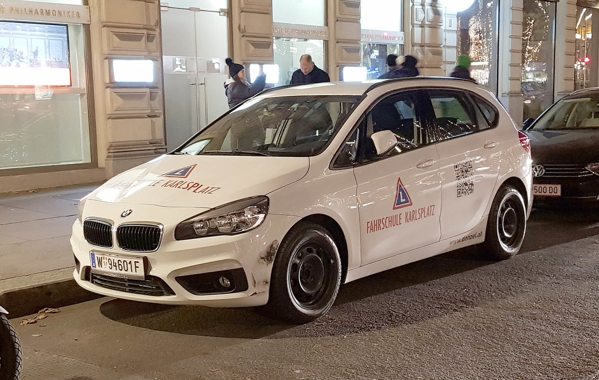 =2er BMW als Schulfahrzeug der Fahrschule KARLSPLATZ steht im November 2019 in Wien