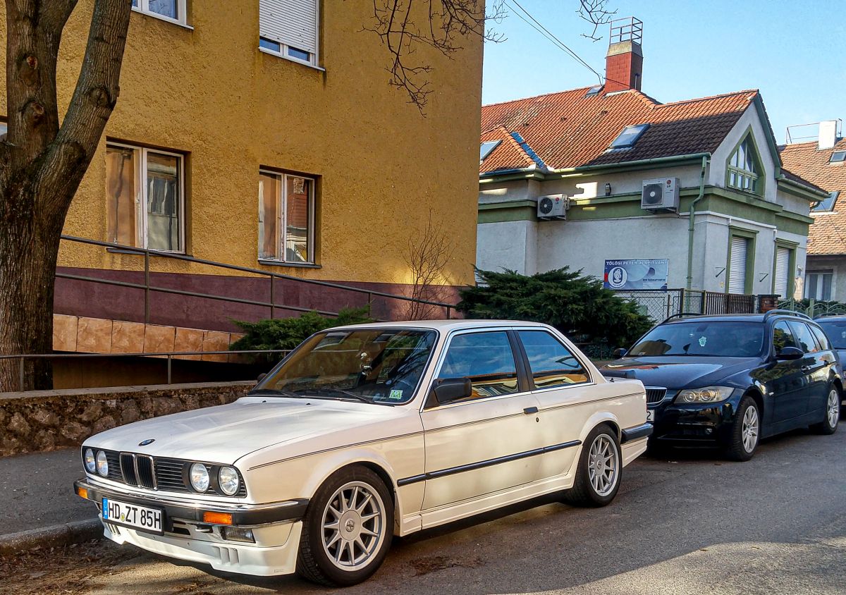 3-er BMW E30 in ganz schönem Zustand, gesehen Pécs (Ungarn) in 07.2020.
