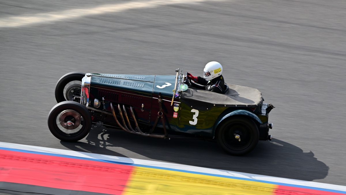 #3 FRAZER NASH TT Rep, von 1935 im Jenks Trophy Rennen (Frazer Nash Car Club), ein historisches Automobilrennen f�r Vorkriegsfahrzeuge des britischen Herstellers Frazer Nash auf dem  Circuit de Spa-Francorchamps, Rahmenprogramm der Spa 6h Classic 2026. Aufnahme am 27.9.2026 von der neuen gro�en Trib�ne mit guter Sicht �ber: Raidillion, Eau Rouge und die Einfahrt der Boxengasse 