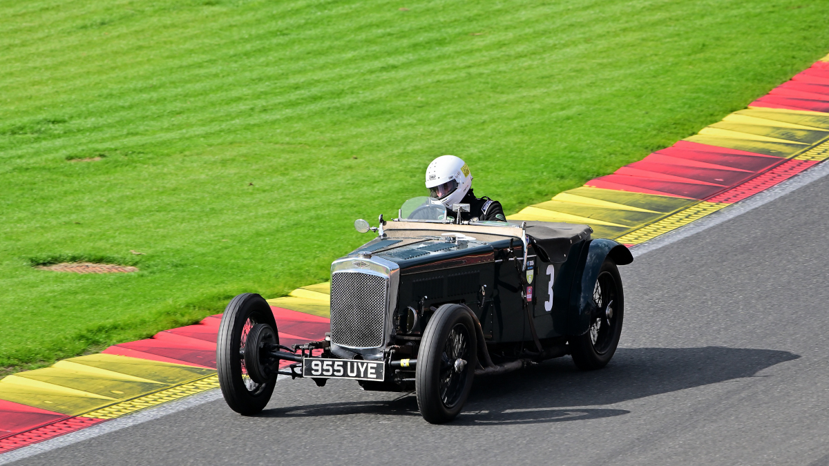 #3 FRAZER NASH TT Rep, von 1935 im Jenks Trophy Rennen (Frazer Nash Car Club), ein historisches Automobilrennen f�r Vorkriegsfahrzeuge des britischen Herstellers Frazer Nash auf dem  Circuit de Spa-Francorchamps, Rahmenprogramm der Spa 6h Classic 2026. Aufnahme am 27.9.2026 von der neuen gro�en Trib�ne mit guter Sicht �ber: Raidillion, Eau Rouge und die Einfahrt der Boxengasse 