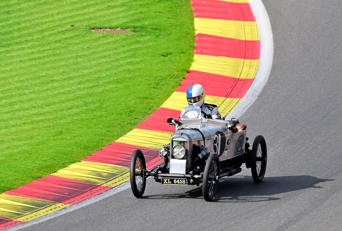 #31 GN Akela, von 1922 im Jenks Trophy Rennen (Frazer Nash Car Club), ein historisches Automobilrennen f�r Vorkriegsfahrzeuge des britischen Herstellers Frazer Nash auf dem  Circuit de Spa-Francorchamps, Rahmenprogramm der Spa 6h Classic 2026. Aufnahme am 27.9.2026 von der neuen gro�en Trib�ne mit guter Sicht �ber: Raidillion, Eau Rouge und die Einfahrt der Boxengasse 