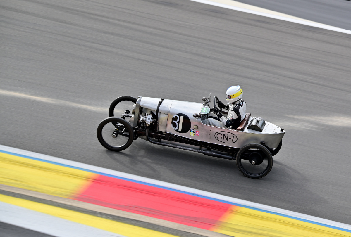 #31 GN Akela, von 1922 im Jenks Trophy Rennen (Frazer Nash Car Club), ein historisches Automobilrennen f�r Vorkriegsfahrzeuge des britischen Herstellers Frazer Nash auf dem  Circuit de Spa-Francorchamps, Rahmenprogramm der Spa 6h Classic 2026. Aufnahme am 27.9.2026 von der neuen gro�en Trib�ne mit guter Sicht �ber: Raidillion, Eau Rouge und die Einfahrt der Boxengasse
