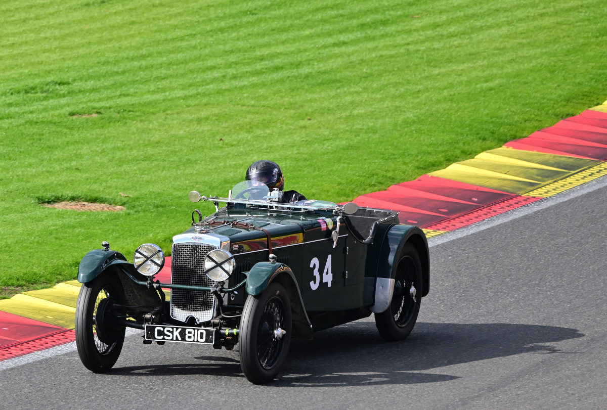 #34, FRAZER NASH  TT Rep, von 1937, im Jenks Trophy Rennen (Frazer Nash Car Club), ein historisches Automobilrennen f�r Vorkriegsfahrzeuge des britischen Herstellers Frazer Nash auf dem  Circuit de Spa-Francorchamps, Rahmenprogramm der Spa 6h Classic 2026. Aufnahme am 27.9.2026 von der neuen gro�en Trib�ne mit guter Sicht �ber: Raidillion, Eau Rouge und die Einfahrt der Boxengasse.