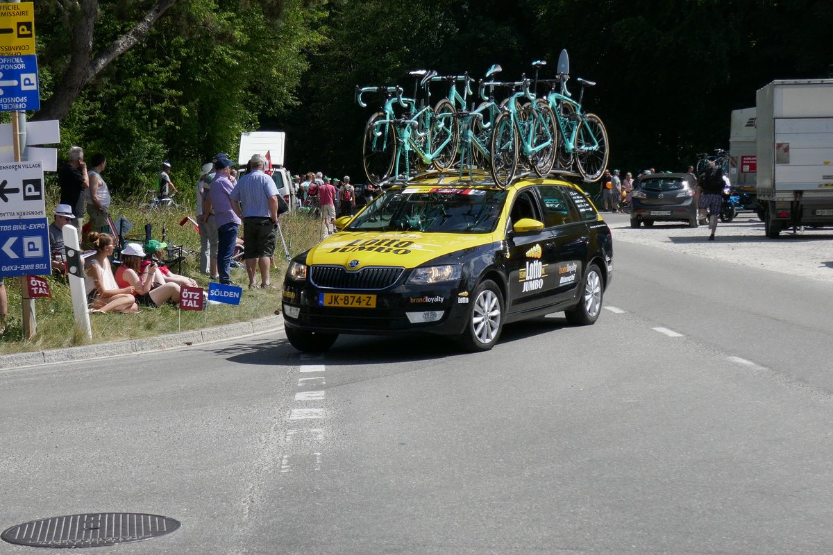 Škoda Begleitfahrzeug des Team Lotto Jumbo am 17.6.17 wärend des Tour de Suisse Rennens in Schaffhausen.