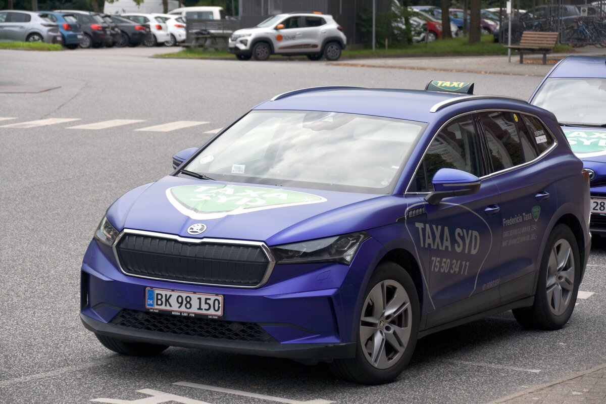 Škoda Enyaq als dänisches Taxi vor dem Bahnhof (gesehen in Fredericia, 03.09.2023)