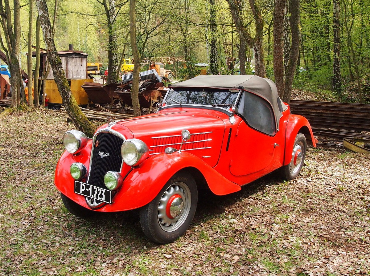 Škoda Popular Monta Carlo mit Dach (Baujahr 1936) in skansen Solvay Steinbrüche am 25.4.2015.