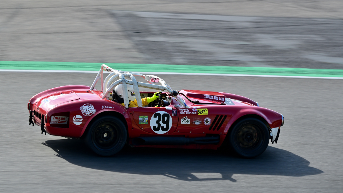 #39, RAM SC, der Colmore YTCC (Niederl�ndische Youngtimer Serie) auf dem  Circuit de Spa-Francorchamps, Rahmenprogramm der Spa 6h Classic 2026. Aufnahme am 27.9.2026
(KI sagt: RAM SC Cobra ist eine der renommiertesten und technisch am besten durchdachten Repliken der legend�ren AC Cobra 427. Sie wurde vom britischen Hersteller RAM Automotive (gegr�ndet von Adrian Cocking in Zusammenarbeit mit dem ber�hmten Rennwagen-Konstrukteur Adrian Reynard) ab den 1980er-Jahren gefertigt. Im Gegensatz zu vielen simplen Kit-Cars gilt die RAM Cobra in der Oldtimer-Szene als hochwertige, ingenieurstechnisch fundierte Interpretation)