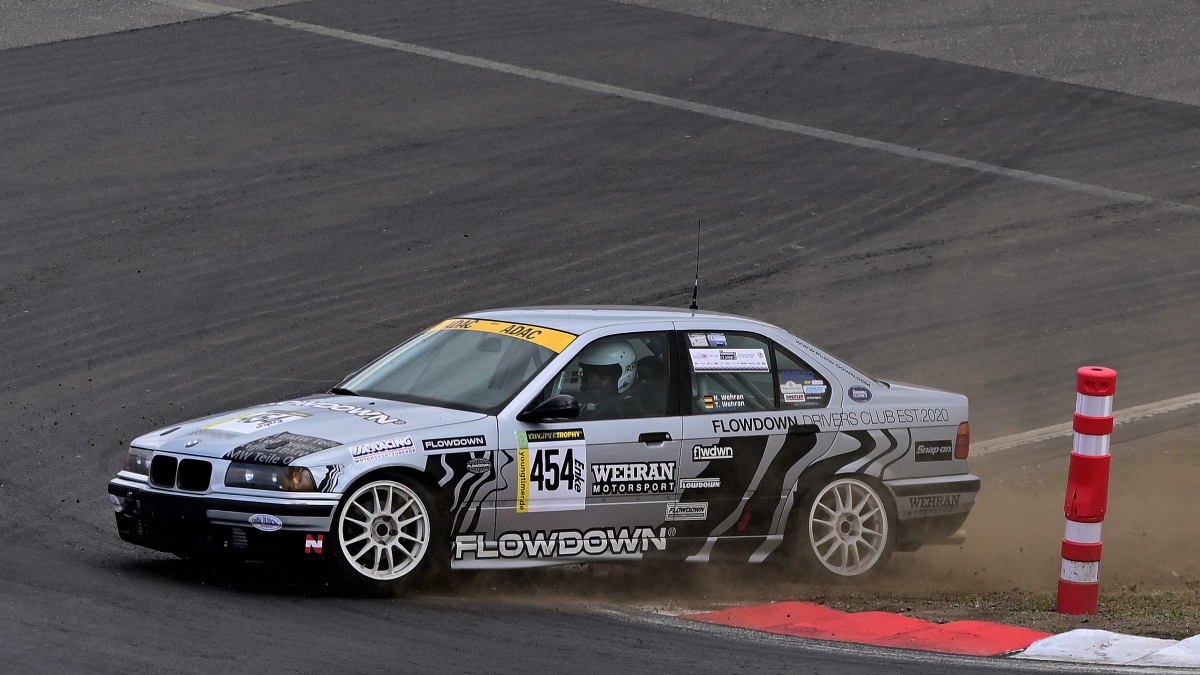 454 Holger Wehran - Timm Wehran,  BMW E36 325i, Youngtimer Trophy - Grid 2, nach 30 Jahren ist die Faszination und Leidenschaft f�r die Youngtimer Trophy immer noch sehr gro�. Gestartet wir normalerweise in 2 Gruppen Rennen Grid 1 & Grid 2 . Die Fans erleben hier eine einmalige Bandbreite des Motorsports der 70er und 80er Jahre.
https://www.youngtimertrophy.de/
Aufnahmen vom: N�rburgring Classic am 13.06.2026, aus den Zuschauer Bereichen. 
