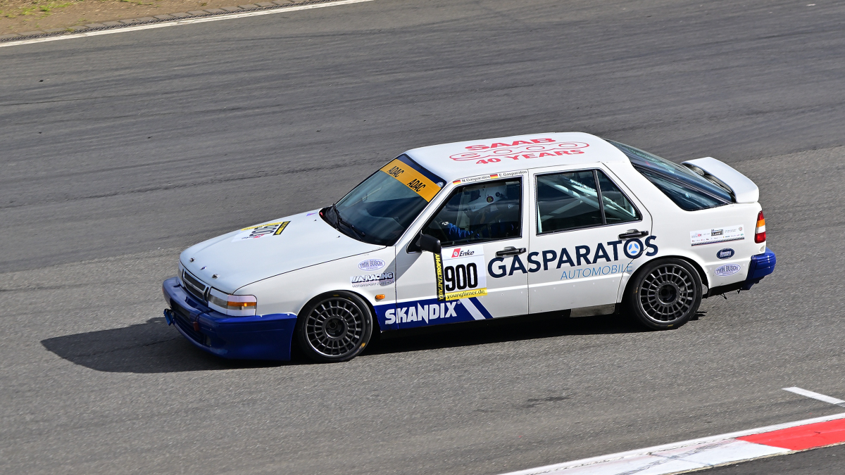 493  Nico Gasparatos - Elias Gasparatos, SAAB/Scania 9000 Turbo CC, Youngtimer Trophy - Grid 2, nach 30 Jahren ist die Faszination und Leidenschaft f�r die Youngtimer Trophy immer noch sehr gro�. Gestartet wir normalerweise in 2 Gruppen Rennen Grid 1 & Grid 2 . Die Fans erleben hier eine einmalige Bandbreite des Motorsports der 70er und 80er Jahre.
https://www.youngtimertrophy.de/
Aufnahmen vom: N�rburgring Classic am 13.06.2026, aus den Zuschauer Bereichen.