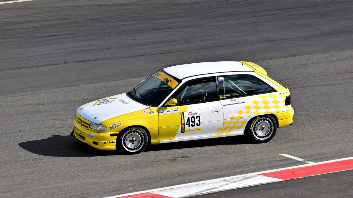 493 Tim Kulikowski - Domenic Bendix, Opel Astra F, Youngtimer Trophy - Grid 2, nach 30 Jahren ist die Faszination und Leidenschaft f�r die Youngtimer Trophy immer noch sehr gro�. Gestartet wir normalerweise in 2 Gruppen Rennen Grid 1 & Grid 2 . Die Fans erleben hier eine einmalige Bandbreite des Motorsports der 70er und 80er Jahre.
https://www.youngtimertrophy.de/
Aufnahmen vom: N�rburgring Classic am 13.06.2026, aus den Zuschauer Bereichen.