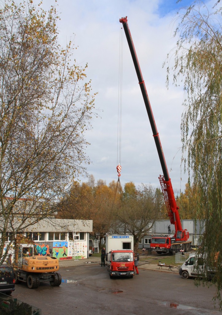 5.11.2012 Zepernick. ATF 70G - 4 beim Abbau von Wohn- bzw. Schulcontainern.