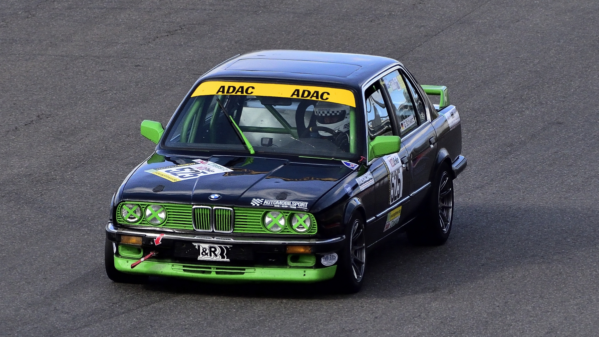 525  Georg Schwarz,  BMW E36, Youngtimer Trophy - Grid 2, nach 30 Jahren ist die Faszination und Leidenschaft f�r die Youngtimer Trophy immer noch sehr gro�. Gestartet wir normalerweise in 2 Gruppen Rennen Grid 1 & Grid 2 . Die Fans erleben hier eine einmalige Bandbreite des Motorsports der 70er und 80er Jahre.
https://www.youngtimertrophy.de/
Aufnahmen vom: N�rburgring Classic am 13.06.2026, aus den Zuschauer Bereichen. 