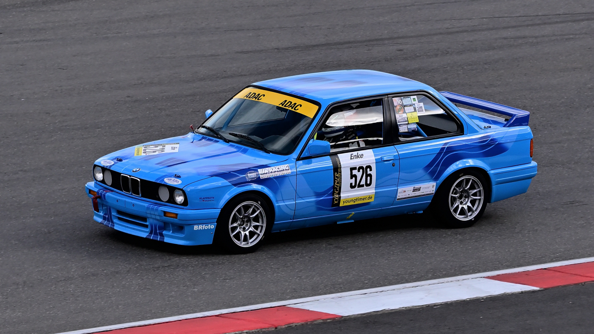 526 Olaf Schley,  BMW 525i E30, Youngtimer Trophy - Grid 2, nach 30 Jahren ist die Faszination und Leidenschaft f�r die Youngtimer Trophy immer noch sehr gro�. Gestartet wir normalerweise in 2 Gruppen Rennen Grid 1 & Grid 2 . Die Fans erleben hier eine einmalige Bandbreite des Motorsports der 70er und 80er Jahre.
https://www.youngtimertrophy.de/
Aufnahmen vom: N�rburgring Classic am 13.06.2026, aus den Zuschauer Bereichen. 