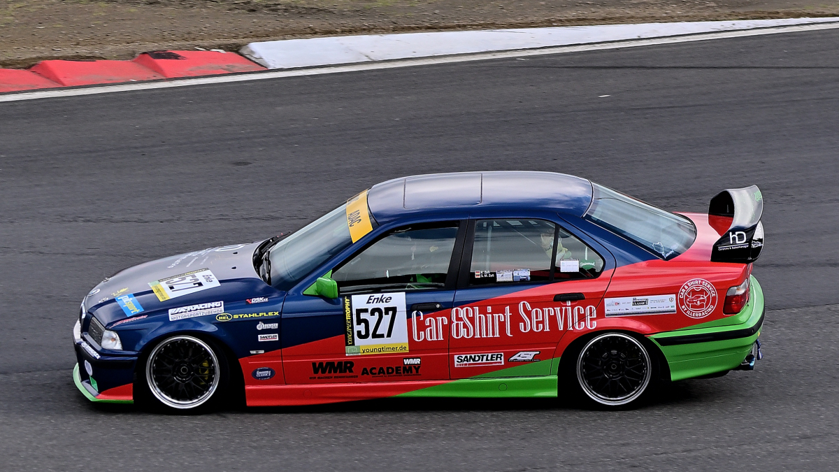 527 Sarah-Maria Zell - Kevin Zell,  BMW 525i E36, Youngtimer Trophy - Grid 2, nach 30 Jahren ist die Faszination und Leidenschaft f�r die Youngtimer Trophy immer noch sehr gro�. Gestartet wir normalerweise in 2 Gruppen Rennen Grid 1 & Grid 2 . Die Fans erleben hier eine einmalige Bandbreite des Motorsports der 70er und 80er Jahre.
https://www.youngtimertrophy.de/
Aufnahmen vom: N�rburgring Classic am 13.06.2026, aus den Zuschauer Bereichen. 