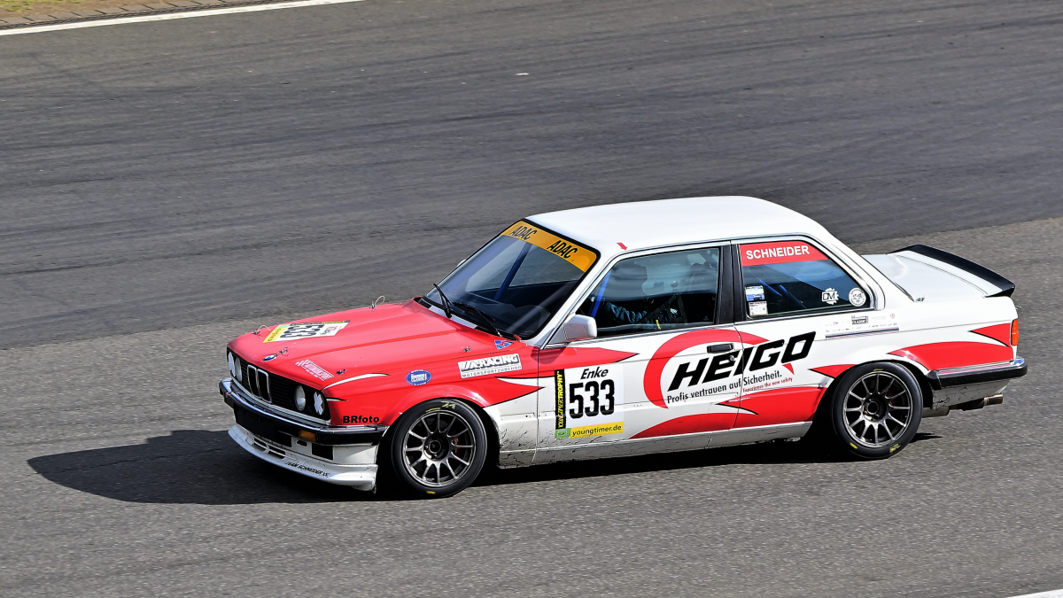 533 Georg Schneider - Christian Schneider,  BMW 325i, Youngtimer Trophy - Grid 2, nach 30 Jahren ist die Faszination und Leidenschaft f�r die Youngtimer Trophy immer noch sehr gro�. Gestartet wir normalerweise in 2 Gruppen Rennen Grid 1 & Grid 2 . Die Fans erleben hier eine einmalige Bandbreite des Motorsports der 70er und 80er Jahre.
https://www.youngtimertrophy.de/
Aufnahmen vom: N�rburgring Classic am 13.06.2026, aus den Zuschauer Bereichen. 