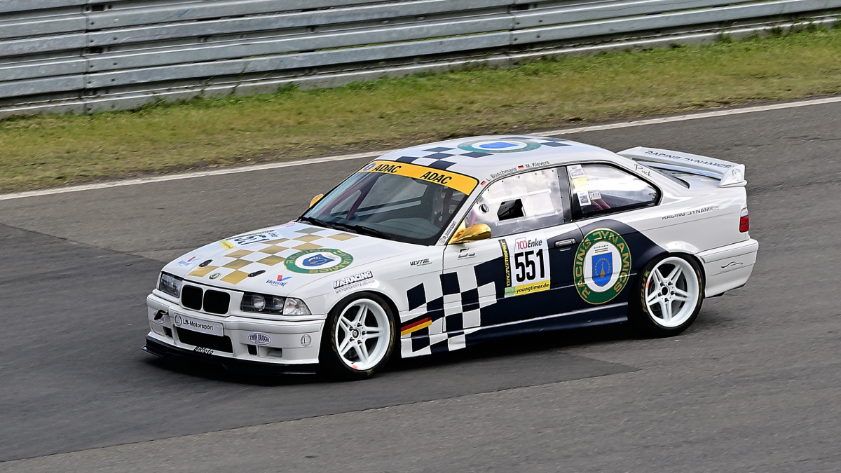 551 Luca Buschmans - Merlin Klevers, RACING DYNAMICS, BMW R30RS, Youngtimer Trophy - Grid 2, nach 30 Jahren ist die Faszination und Leidenschaft f�r die Youngtimer Trophy immer noch sehr gro�. Gestartet wir normalerweise in 2 Gruppen Rennen Grid 1 & Grid 2 . Die Fans erleben hier eine einmalige Bandbreite des Motorsports der 70er und 80er Jahre.
https://www.youngtimertrophy.de/
Aufnahmen vom: N�rburgring Classic am 13.06.2026, aus den Zuschauer Bereichen.