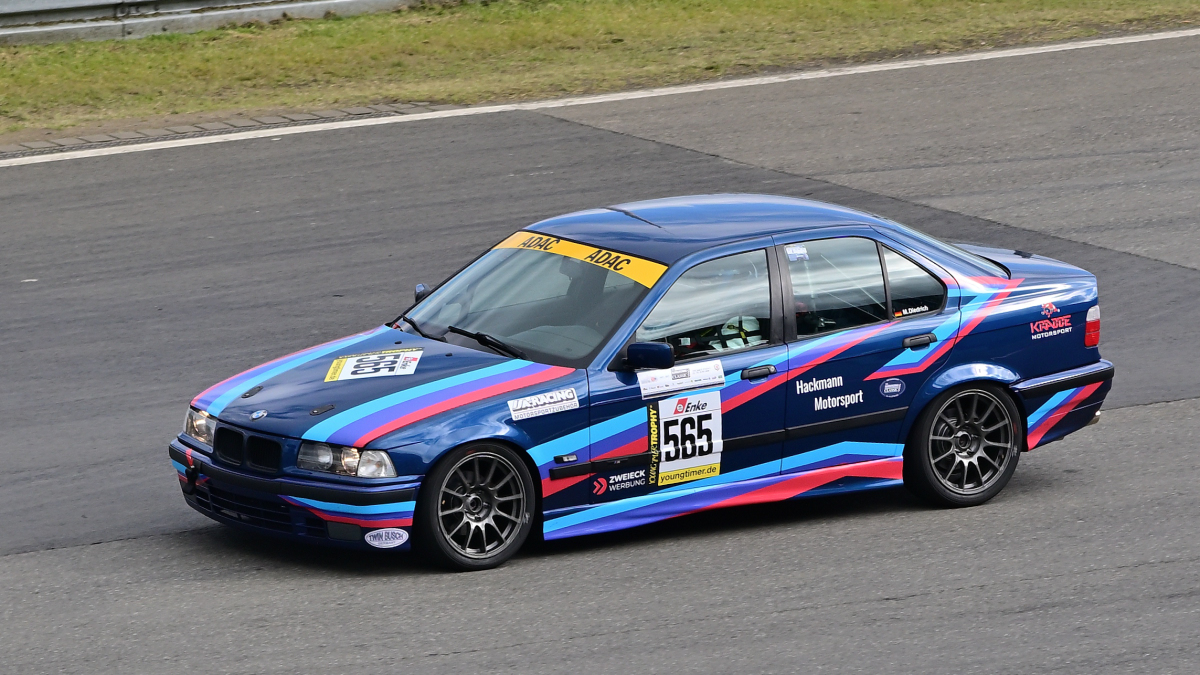 565 Mario Diedrich,  BMW E36 325i, Youngtimer Trophy - Grid 2, nach 30 Jahren ist die Faszination und Leidenschaft f�r die Youngtimer Trophy immer noch sehr gro�. Gestartet wir normalerweise in 2 Gruppen Rennen Grid 1 & Grid 2 . Die Fans erleben hier eine einmalige Bandbreite des Motorsports der 70er und 80er Jahre.
https://www.youngtimertrophy.de/
Aufnahmen vom: N�rburgring Classic am 13.06.2026, aus den Zuschauer Bereichen. 