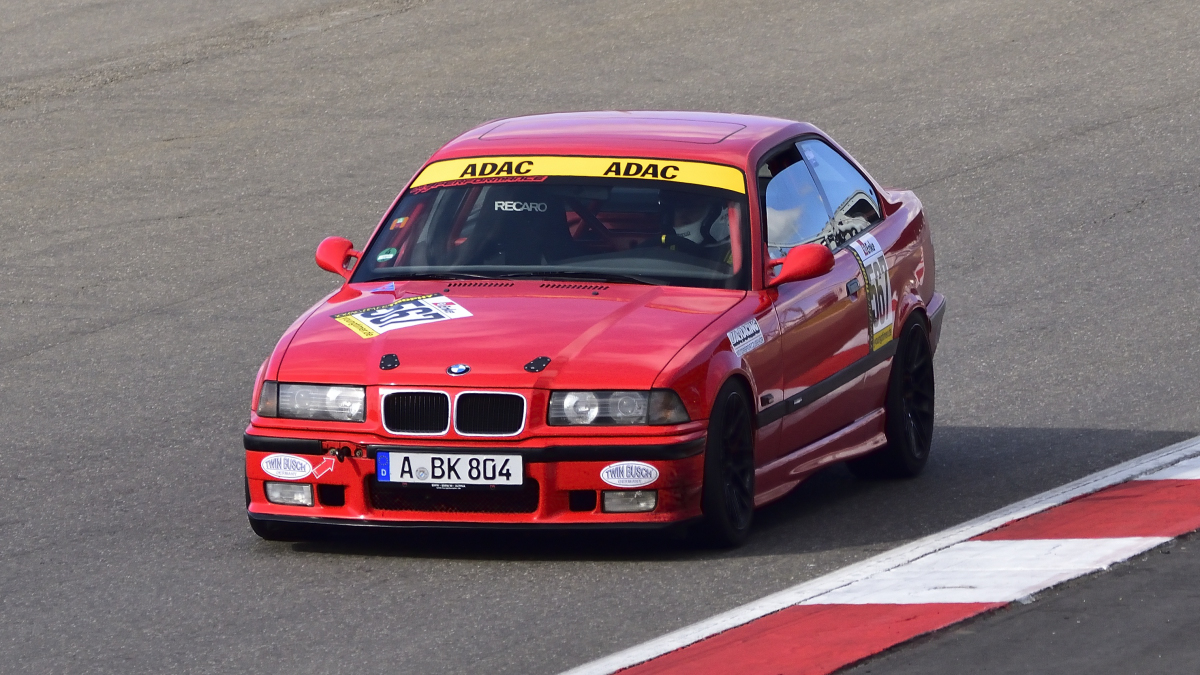 567  Kerbach Ben - Daniel Kerbach,  BMW M3, Youngtimer Trophy - Grid 2, nach 30 Jahren ist die Faszination und Leidenschaft f�r die Youngtimer Trophy immer noch sehr gro�. Gestartet wir normalerweise in 2 Gruppen Rennen Grid 1 & Grid 2 . Die Fans erleben hier eine einmalige Bandbreite des Motorsports der 70er und 80er Jahre.
https://www.youngtimertrophy.de/
Aufnahmen vom: N�rburgring Classic am 13.06.2026, aus den Zuschauer Bereichen. 