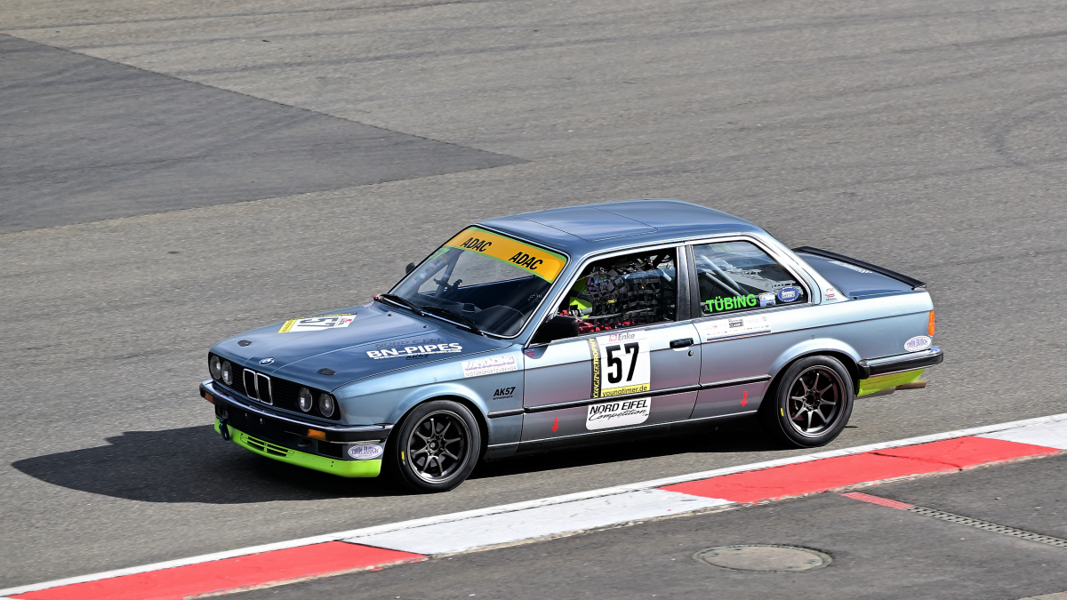57 Konrad T�bing, BMW E30 325i, Youngtimer Trophy - Grid 2, nach 30 Jahren ist die Faszination und Leidenschaft f�r die Youngtimer Trophy immer noch sehr gro�. Gestartet wir normalerweise in 2 Gruppen Rennen Grid 1 & Grid 2 . Die Fans erleben hier eine einmalige Bandbreite des Motorsports der 70er und 80er Jahre.
https://www.youngtimertrophy.de/
Aufnahmen vom: N�rburgring Classic am 13.06.2026, aus den Zuschauer Bereichen. 