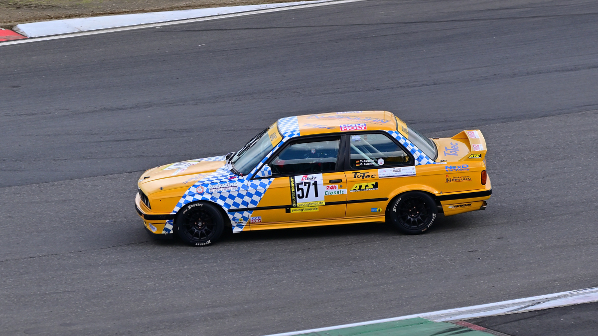 571 Kurpjuhn Thorsten,  BMW 3/1 E30 325i, Youngtimer Trophy - Grid 2, nach 30 Jahren ist die Faszination und Leidenschaft f�r die Youngtimer Trophy immer noch sehr gro�. Gestartet wir normalerweise in 2 Gruppen Rennen Grid 1 & Grid 2 . Die Fans erleben hier eine einmalige Bandbreite des Motorsports der 70er und 80er Jahre.
https://www.youngtimertrophy.de/
Aufnahmen vom: N�rburgring Classic am 13.06.2026, aus den Zuschauer Bereichen. 