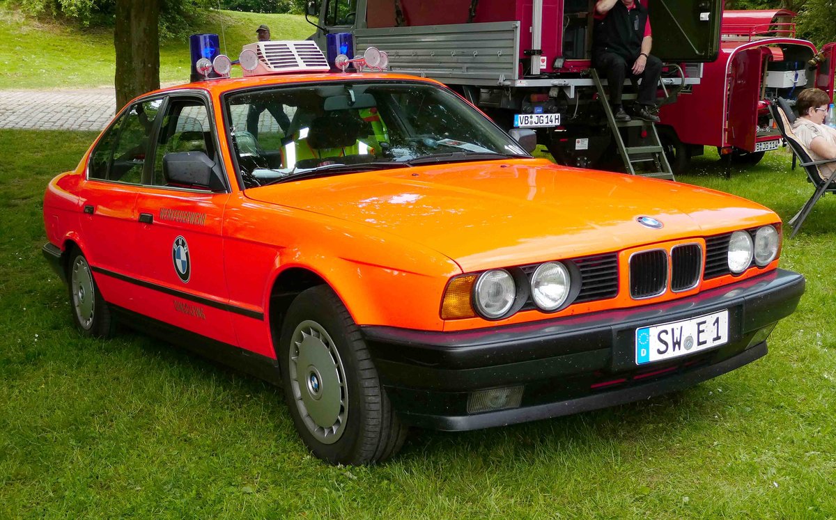 =5er BMW als ehemaliges Fahrzeug der BMW-Werksfeuerwehr Dingolfing, ausgestellt beim  Roten Sommer  2018 in Fulda. Die zweitägige Veranstaltung  Roter Sommer  erinnert an die Bedeutung der vielen Hilfsorganisationen. Mai 2018