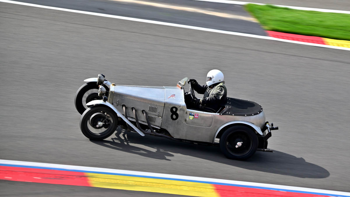 #8 FRAZER NASH Super Sports, von 1929 im Jenks Trophy Rennen (Frazer Nash Car Club), ein historisches Automobilrennen f�r Vorkriegsfahrzeuge des britischen Herstellers Frazer Nash auf dem  Circuit de Spa-Francorchamps, Rahmenprogramm der Spa 6h Classic 2026. Aufnahme am 27.9.2026 von der neuen gro�en Trib�ne mit guter Sicht �ber: Raidillion, Eau Rouge und die Einfahrt der Boxengasse 