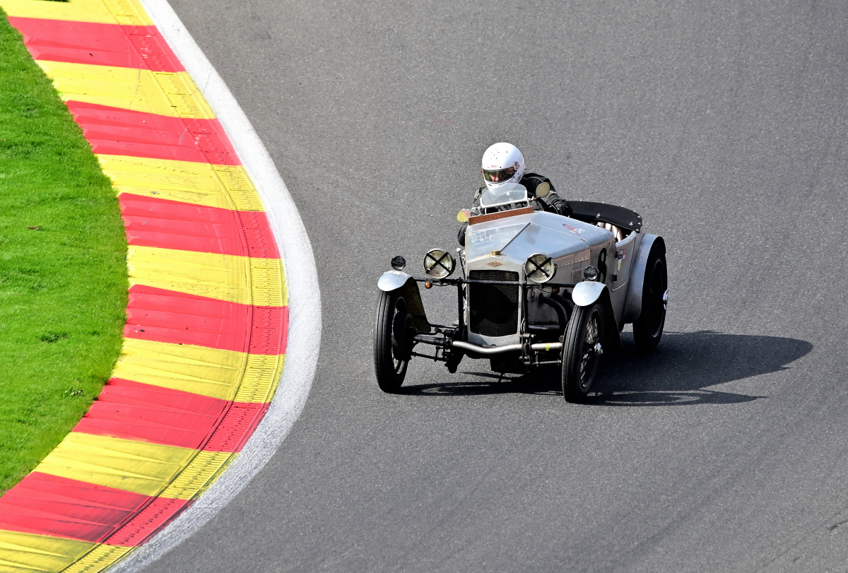 #8 FRAZER NASH Super Sports, von 1929 im Jenks Trophy Rennen (Frazer Nash Car Club), ein historisches Automobilrennen f�r Vorkriegsfahrzeuge des britischen Herstellers Frazer Nash auf dem  Circuit de Spa-Francorchamps, Rahmenprogramm der Spa 6h Classic 2026. Aufnahme am 27.9.2026 von der neuen gro�en Trib�ne mit guter Sicht �ber: Raidillion, Eau Rouge und die Einfahrt der Boxengasse 