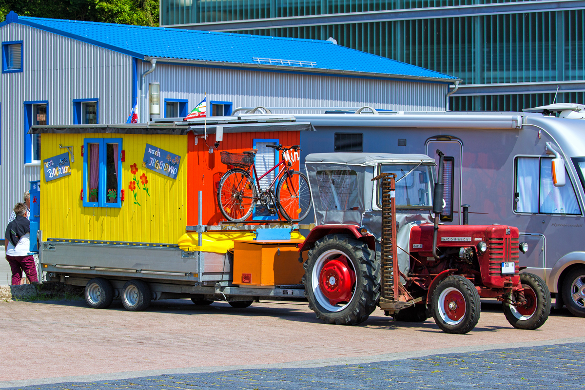 „Von Bochum nach Irgendwo“ steht auf dem Wagen geschrieben, gezogen von einem McCormick Traktor, so stand das Gefährt auf einem Parkplatz im Hafen von Sassnitz. - 03.06.2016