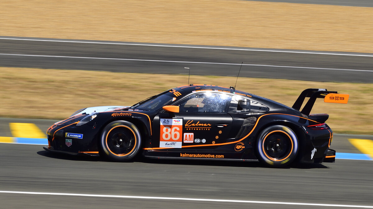 #86, Porsche 911 RSR-19, von GR Racing, Fahrer: Mike Wainwright, Ben Barker & Riccardo Pera.  Aufnahme beim Training am 8.6.2023 für die 91. 24-Stunden-Rennen von Le Mans, (91e Grand Prix d’Endurance les 24 Heures du Mans), 2023 endete in Le Mans die Zeit der GTE-Fahrzeuge ab 2024 fahren dann LMGT3  