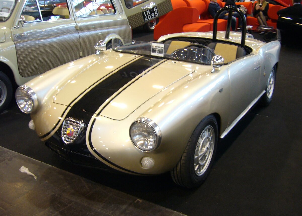 Abarth 750 Allemano Spider aus dem Jahr 1959. Serafino Allemano gründete sein Karosseriebauunternehmen im Jahr 1928. Hauptsächlich war das Unternehmen anfänglich mit Karosseriereparaturen beschäftigt. Ab Mitte der 1930´er Jahre entwickelte er mit Hilfe seiner Neffen eigene Entwürfe. So entwarf und baute er bis zum Jahr 1965 einige exklusive Serien mit Marken wie Maserati, Alfa Romeo, Lancia und Volvo. Der gezeigte 750 Allemano Spider wurde von Carlo Abarth in Auftrag gegeben, weil viele private Rennfahrer offene Autos bevorzugten, zumal der US-Markt gerade für Roadster sehr lukrativ war. Das Auto basiert auf dem Chassis des Fiat 600. Die Karosserie mit der rennmäßigen Plexiglas-Windschutzscheibe und dem von Abarth  verfeinerten  Motor steht auf zeitgemäßen Campagnolo-Rädern. Der, im Heck verbaute, Vierzylinderreihenmmotor hat einen Hubraum von 747 cm³und leistet 44 PS bei einer maximalen Drehzahl von 5800 U/min. Durch sein Gewicht von nur 550 Kilogramm erreicht der Spider eine Höchstgeschwindigkeit von 148 km/h. Techno Classica Essen vor einigen Jahren.