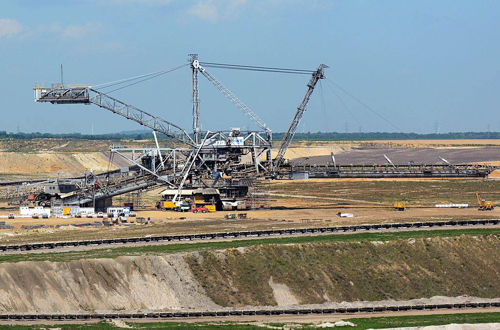 Absetzer im Braunkohle-Tagebau Inden. Der Absetzer ist ein  Riesengerät  auf Kettenfahrgestell zur Abraumverkippung im Tagebau. 19.05.2014