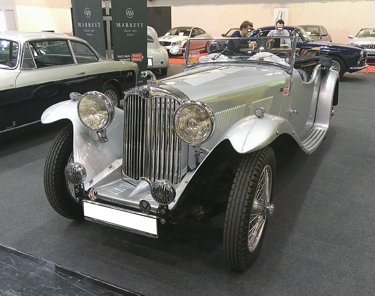 AC 16/80 Open Tourer aus dem Jahr 1936. AC Cars ist nicht nur einer der großen Namen der britischen Automobilgeschichte, sondern zählt auch zu einer der ältesten Automarken. Die 1901 als  Auto-Carrier Ltd.“ gegründete Firma baute zunächst äußerst erfolgreiche dreirädrige Nutzfahrzeuge. Ab dem Jahr 1907 widmete man sich auch dem Automobilbau. Nach dem Umzug in das neu errichtete Werk in Thames Ditton erlangte AC durch Rennerfolge in Monte Carlo und Paris-Montlhéry rasch einen guten Ruf und etablierte sich als ernstzunehmende Größe in der Motorsportszene der Vorkriegszeit. AC Autos wurden individuell auf die Kundenwünsche angepasst. Egal ob es sich um eine Karosserieversion, eine Innenausstattung oder so Details wie das AC-Emblem, das in die Pedalgummis eingeprägt war handelt. Vom Modell 16/80 wurden lediglich 44 Fahrzeuge gebaut. Der Sechszylinderreihenmotor hat einen Hubraum von 1991 cm³ und leistet 80 PS. Retro Classics in Essen am 09.04.2026.