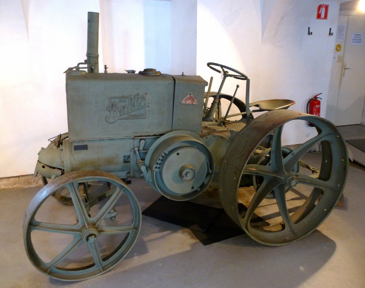 Ackerschlepper von 1920, gebaut von der Firma Bubba in Piacenza/Italien, ausgestellt im Technikmuseum Bistra/Slowenien, Juni 2016