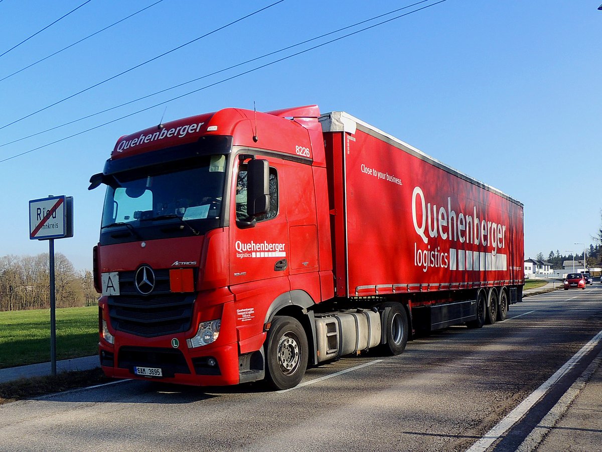 ACTROS-1845 von Quehenberger-Logistic erreicht auf der B143 die Bezirksstadt Ried i.I.; 200207